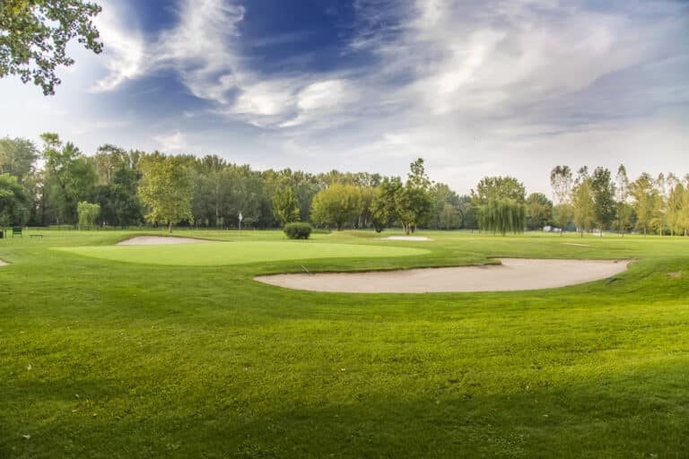 Golf courses in Phuket: Scenic golf course with sand bunkers and green.